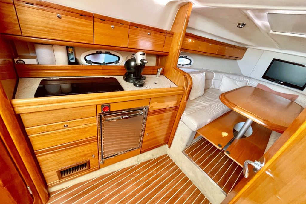 Bavaria-30-Sport-HT-interior Bavaria 30 Sport HT en venta FYS Mallorca