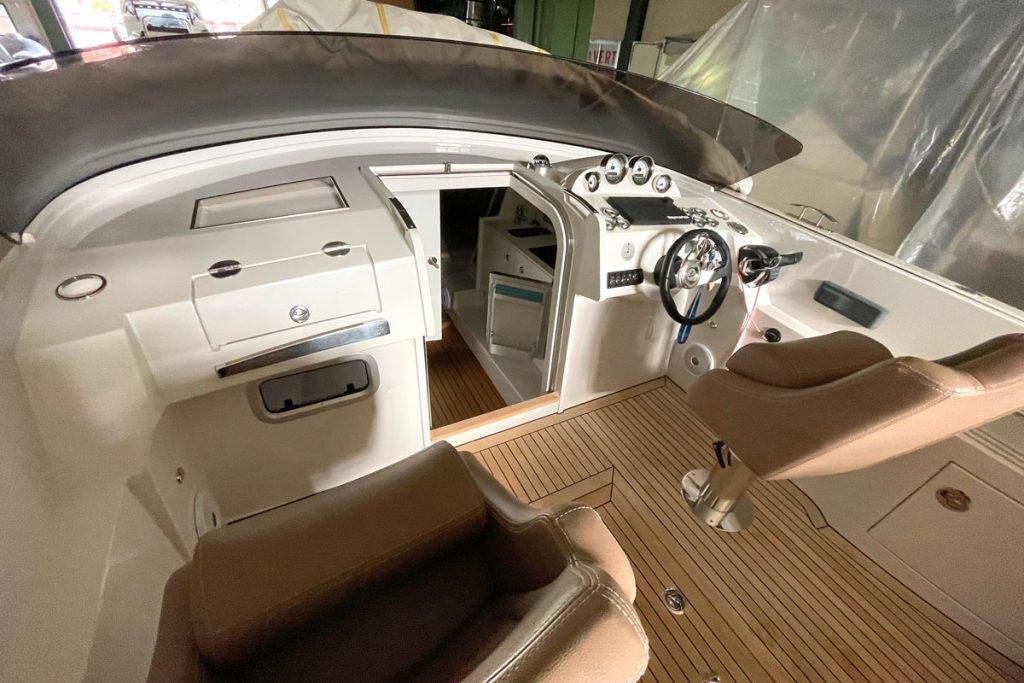 Frauscher-1017-GT-Faith-cockpit Frauscher 1017 GT en venta FYS Mallorca