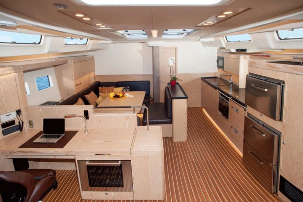 Hanse-575-saloon-and-galley Hanse 575 en venta FYS Mallorca