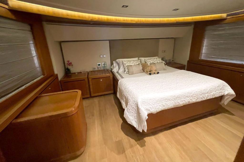 Navetta-26m-NUR-master-cabin 86' Ferretti Custom Line Navetta for sale NUR FYS Mallorca