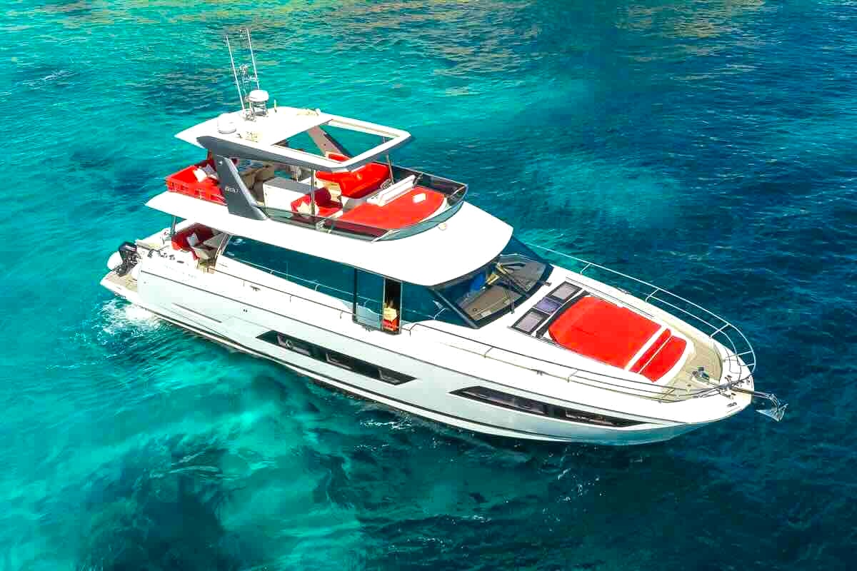 Prestige 680 for charter with Flensburger Yacht Service Mallorca
