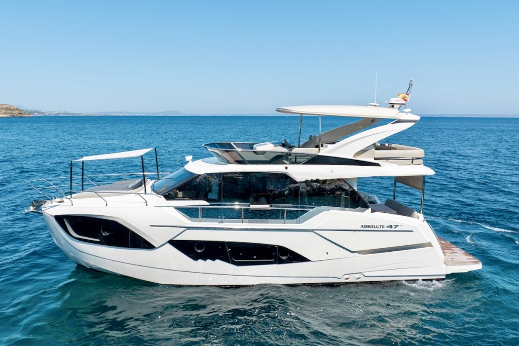 Absolute 47 Fly Tres Amigos for charter FYS Mallorca Palma motor yacht flybridge