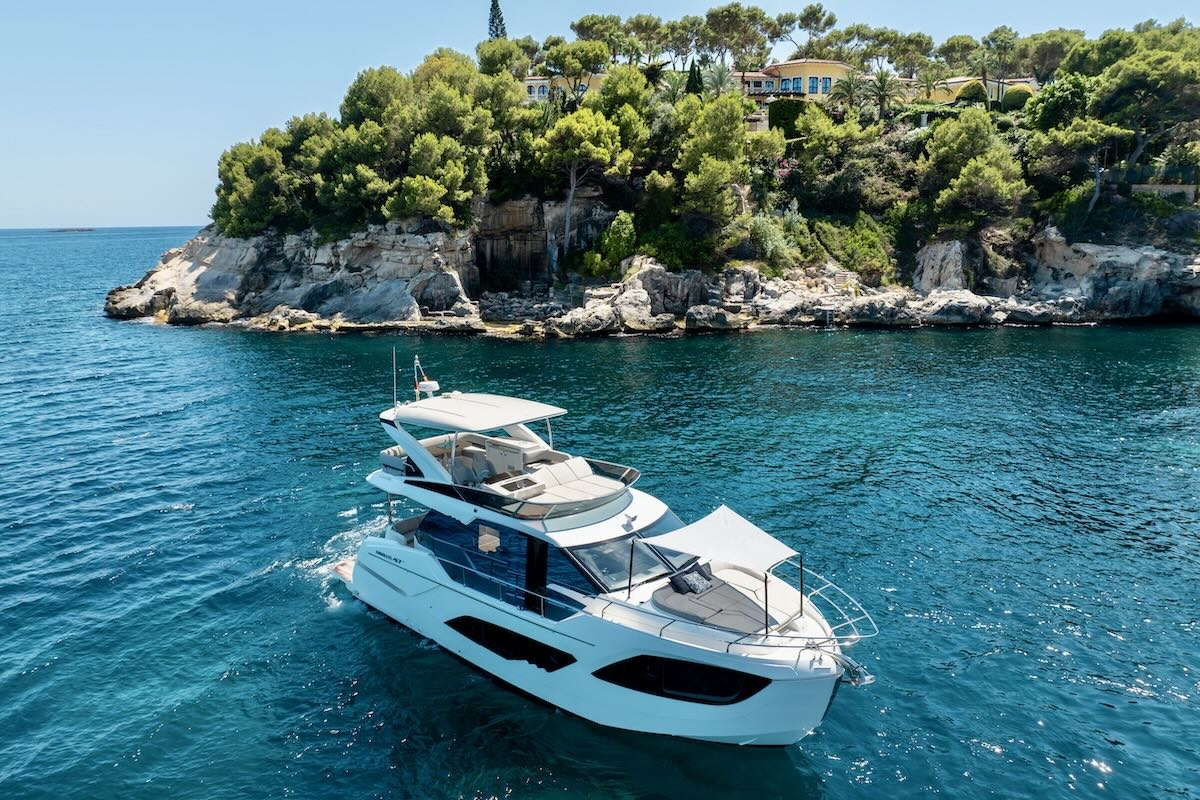 Absolute 47 Fly Tres Amigos for charter FYS Mallorca Palma motor yacht flybridge