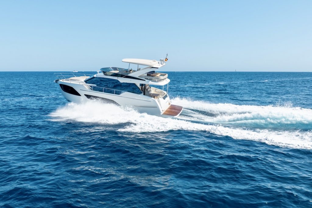 Absolute 47 Fly Tres Amigos for charter FYS Mallorca Palma motor yacht flybridge