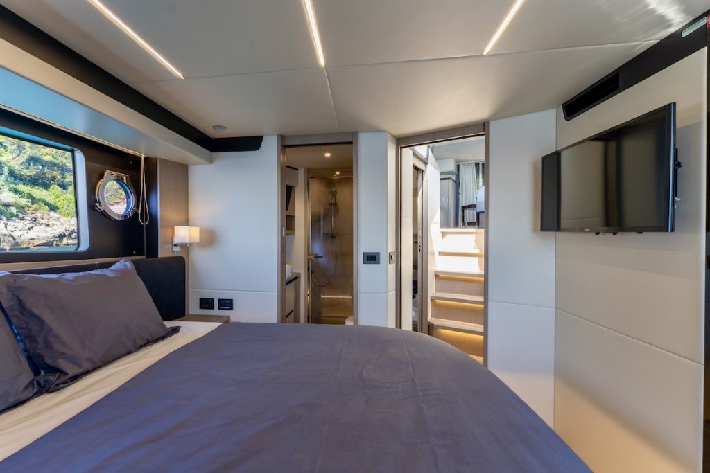 Absolute 47 Fly Tres Amigos for charter FYS Mallorca Palma motor yacht flybridge
