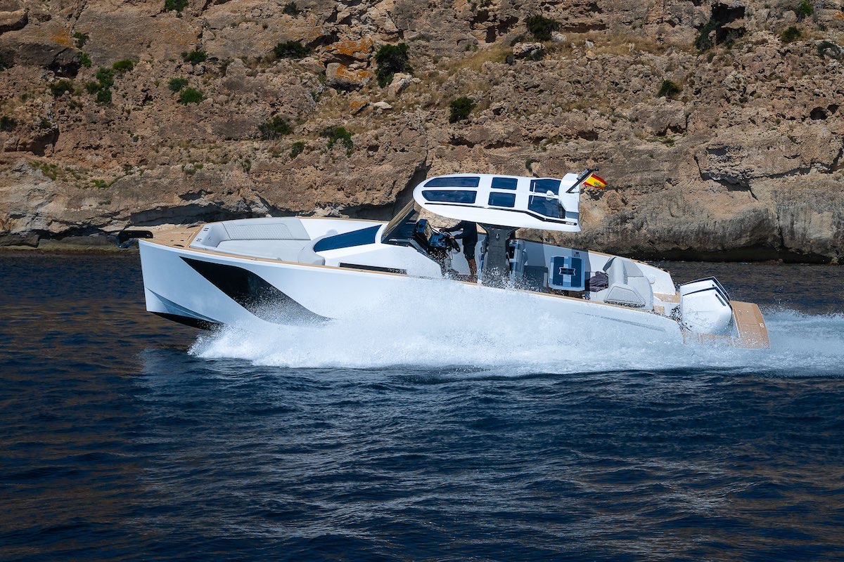 Tesoro T40 Sport GTS for charter Mallorca Ibiza Balears FYS