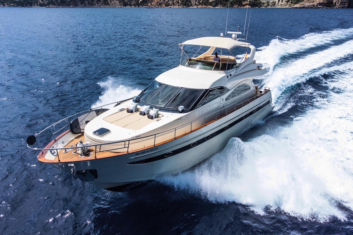 Astondoa 72 GECKO for charter Mallorca FYS