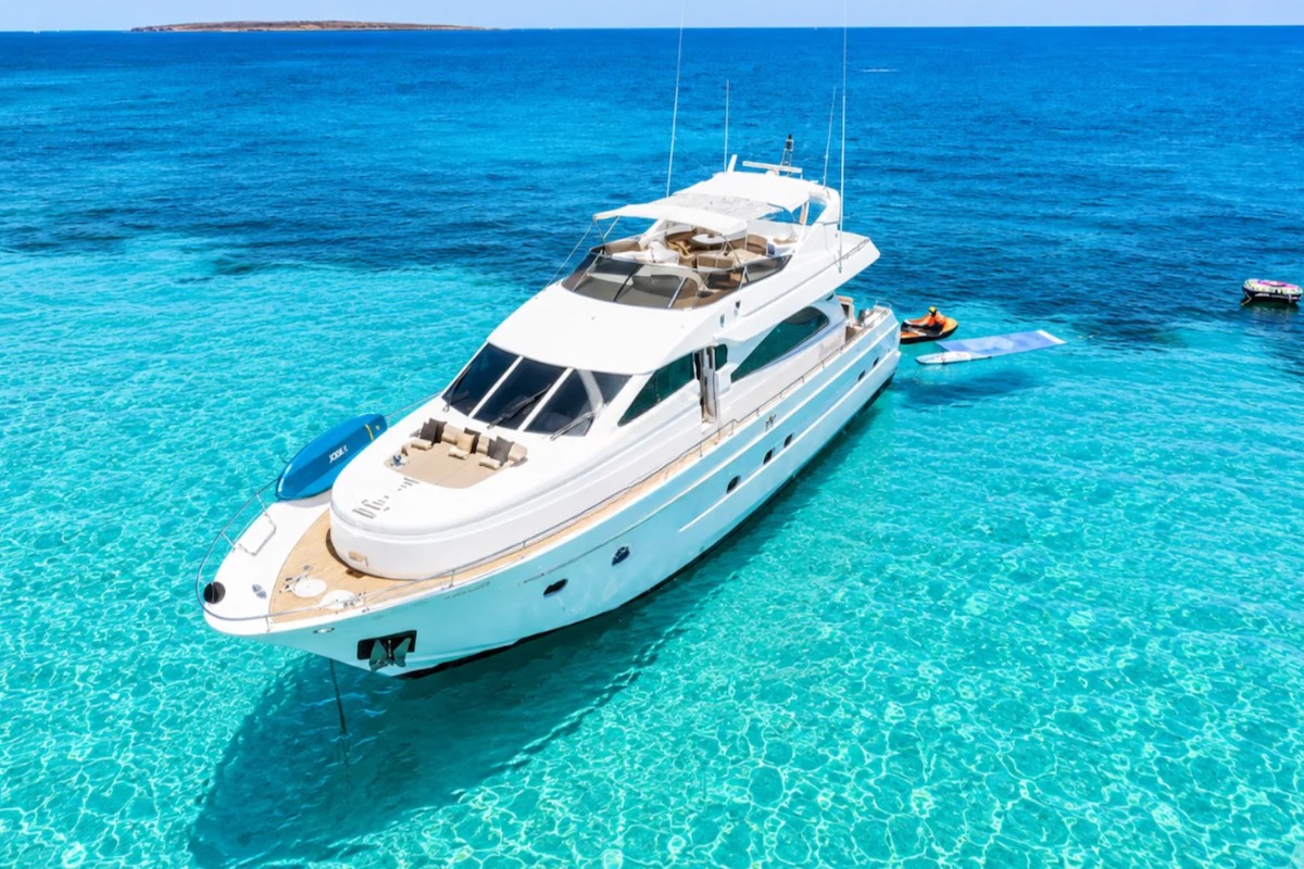 Astondoa 82 Nephenta for charter Mallorca FYS