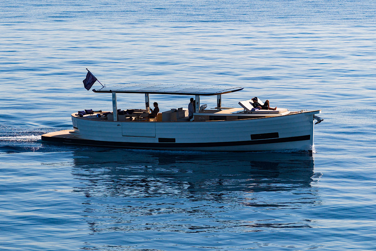 SAMAR 50 SAONA for charter Mallorca FYS
